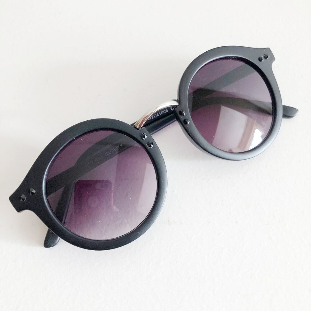 Matte Black Round Sunglasses